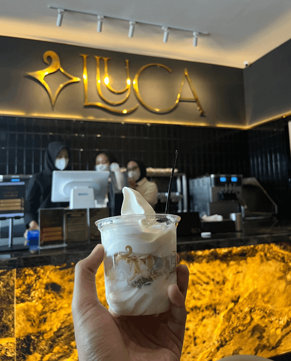 belajarlagiHQ's tweet photo. Ada pendatang baru siap menggusur ruko Mixue. Setiap Minjar visit selalu antre terus.

Harganya mirip Mixue, tapi looks dan rasanya mewah. Doi menggaet segment baru dgn konsep affordable luxury. Coba kita bahas👇