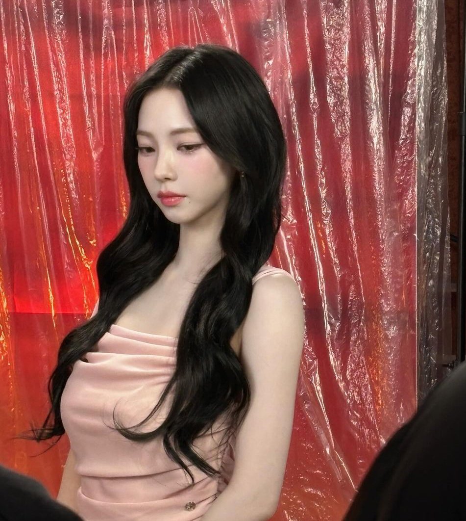 hourlykarina's tweet image. she's so pretty