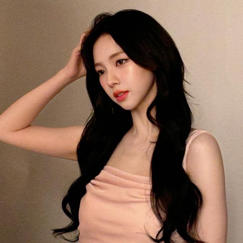 hourlykarina's tweet image. she's so pretty