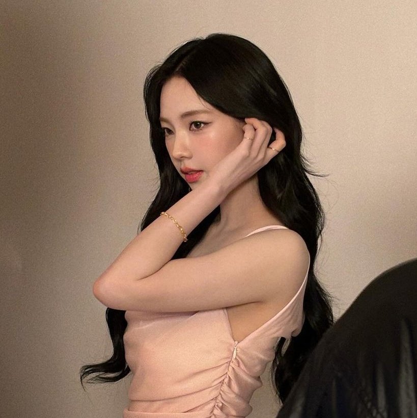 hourlykarina's tweet image. she's so pretty