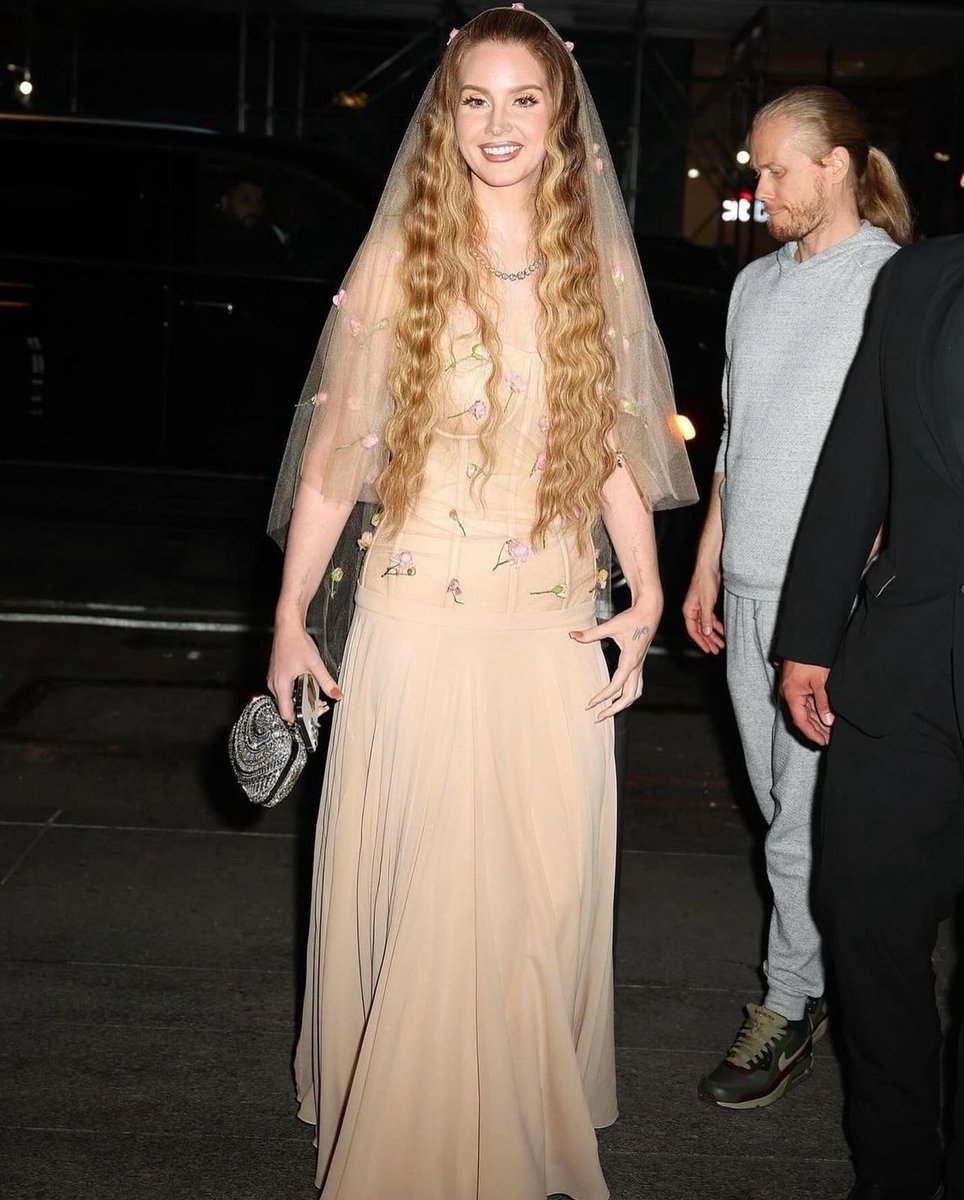 LDRCRAVE's tweet photo. Lana Del Rey’s Met Gala after party look! https://t.co/ebceMlQZ5u