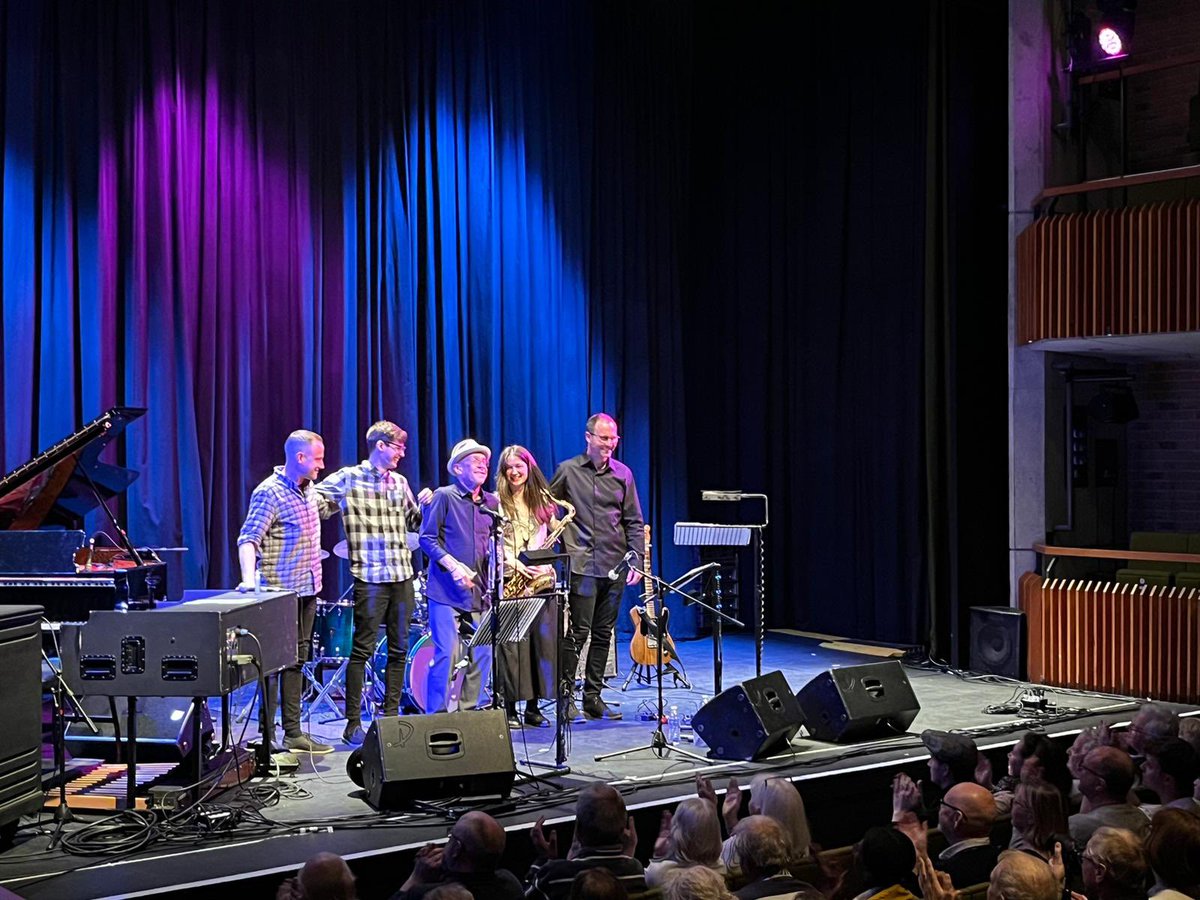 One of my fave shots from this weekend 🩵
EYES UP w/ <a href="/davedouglas/">Dave Douglas 🧩</a> <a href="/ChrisRMontague/">Chris Montague</a> <a href="/JoelBarfordDrum/">Joel Barford</a> #RossStanley
📸 <a href="/stoneylane/">Stoney Lane</a>