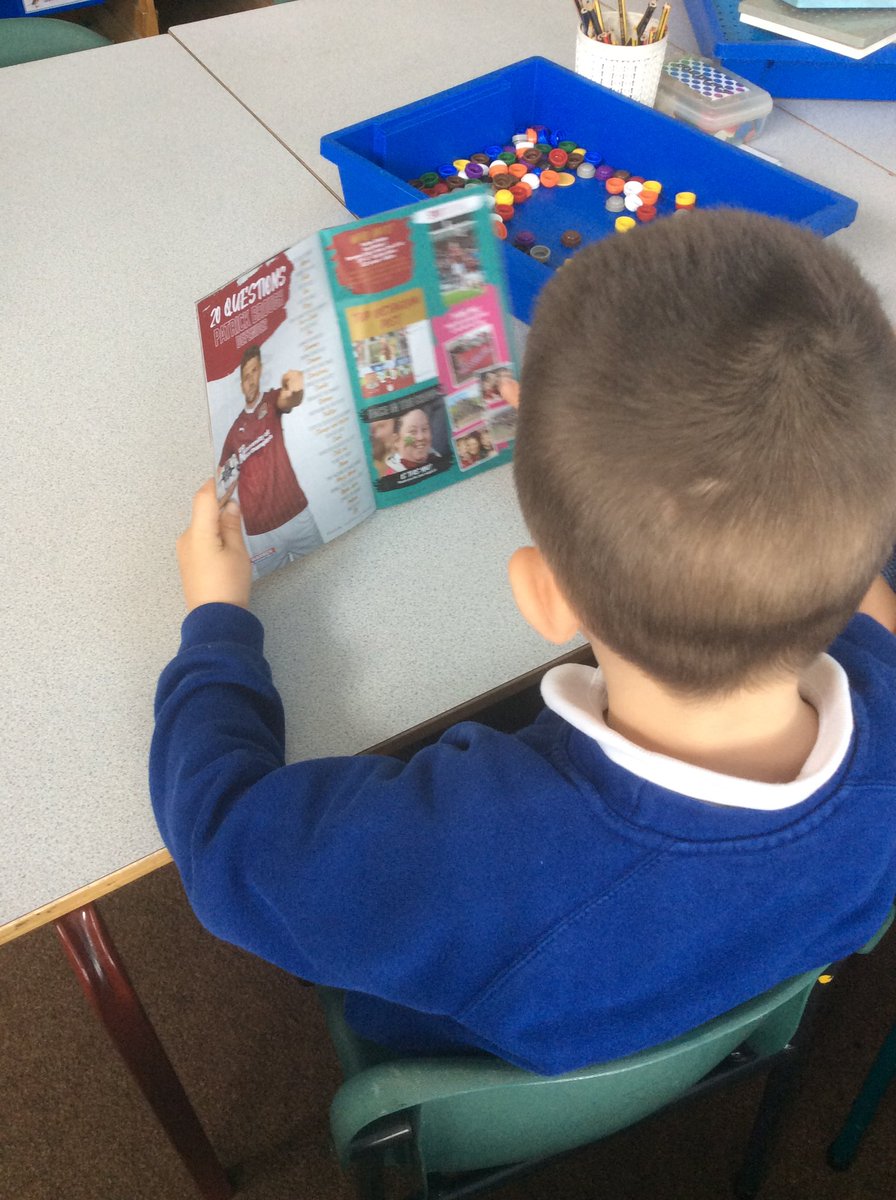Robins @RaundsPark also received a visit from @fox_damon from @NTFC_CT this morning and they’ve kindly given each child an @ntfc programme from a match last season to take home! The children really enjoyed looking at these after their Maths lesson. #lovetoread #loveofreading