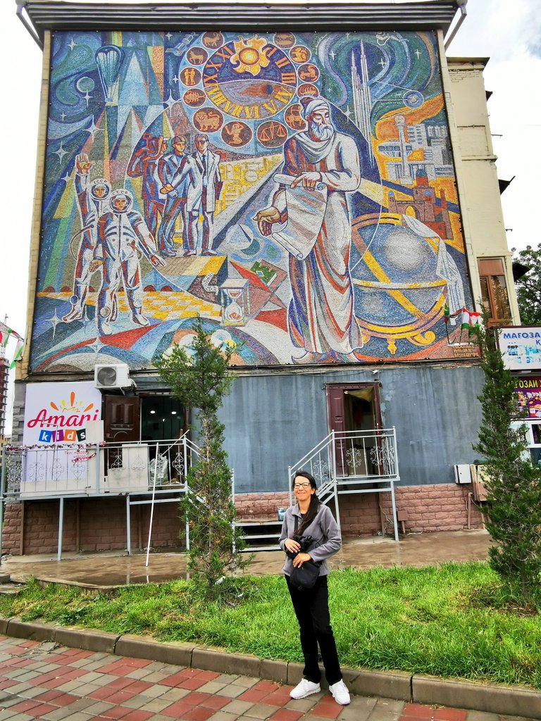 Lo mejor de mis días en Dushanbé 🇹🇯 fue buscar los mosaicos soviéticos que aún quedan (porque el centro de la ciudad está full en renovación) y logré pillar mi favorito, el de Avicena 🤩🎉