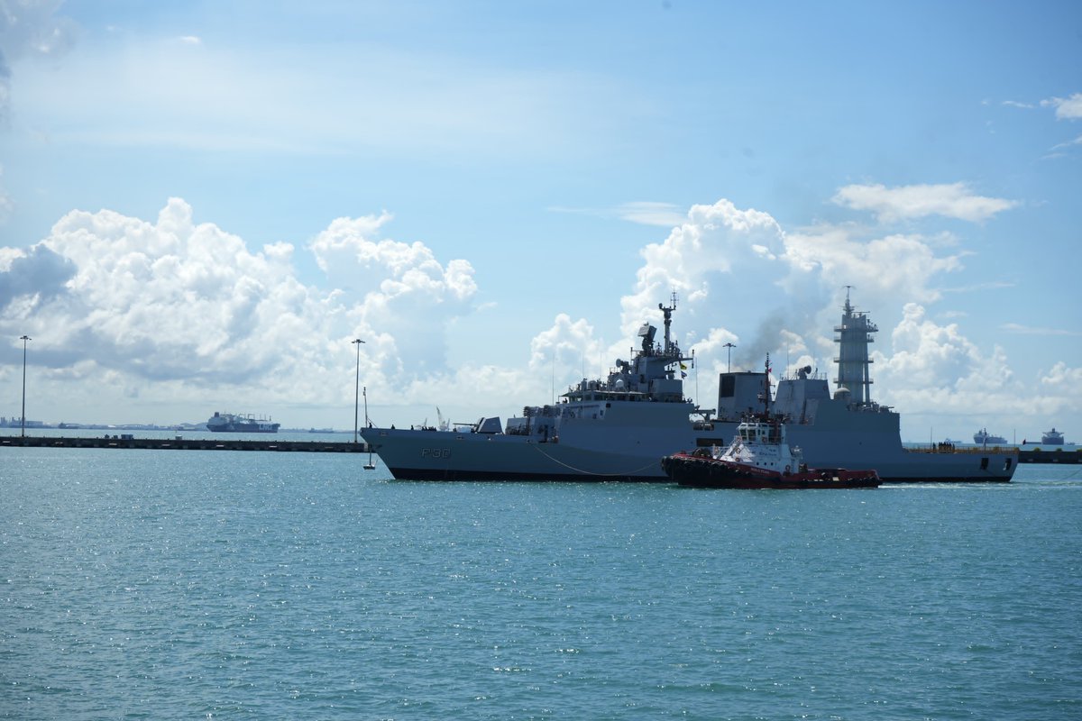दक्षिण चीन समुद्रात पूर्वेकडील ताफ्याच्या तैनातीचा भाग म्हणून दिल्ली, शक्ती आणि किल्तन या भारतीय नौदलातील जहाजांचे सिंगापूर येथे आगमन 📙pib.gov.in/PressReleasePa…