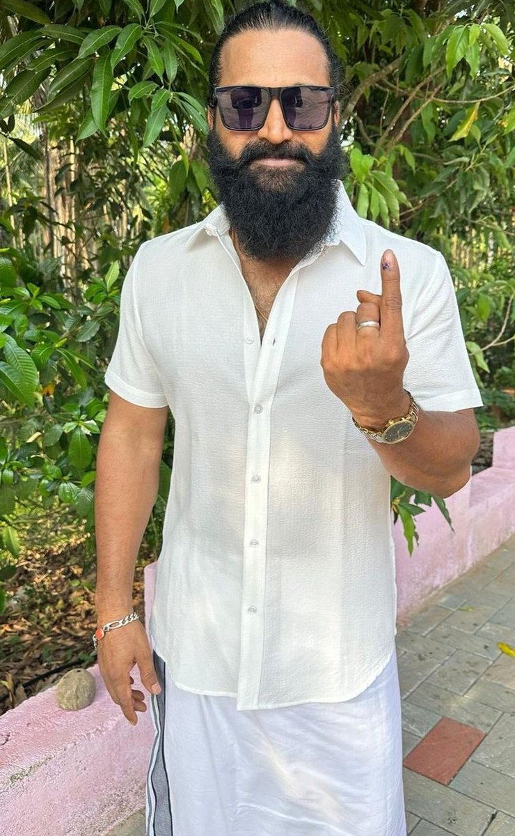 .@shetty_rishab cast his vote at #Keradi in #Kundapura for the #LokSabha elections 

#rishabshetty #Elections2024 #Sandalwood #KFI