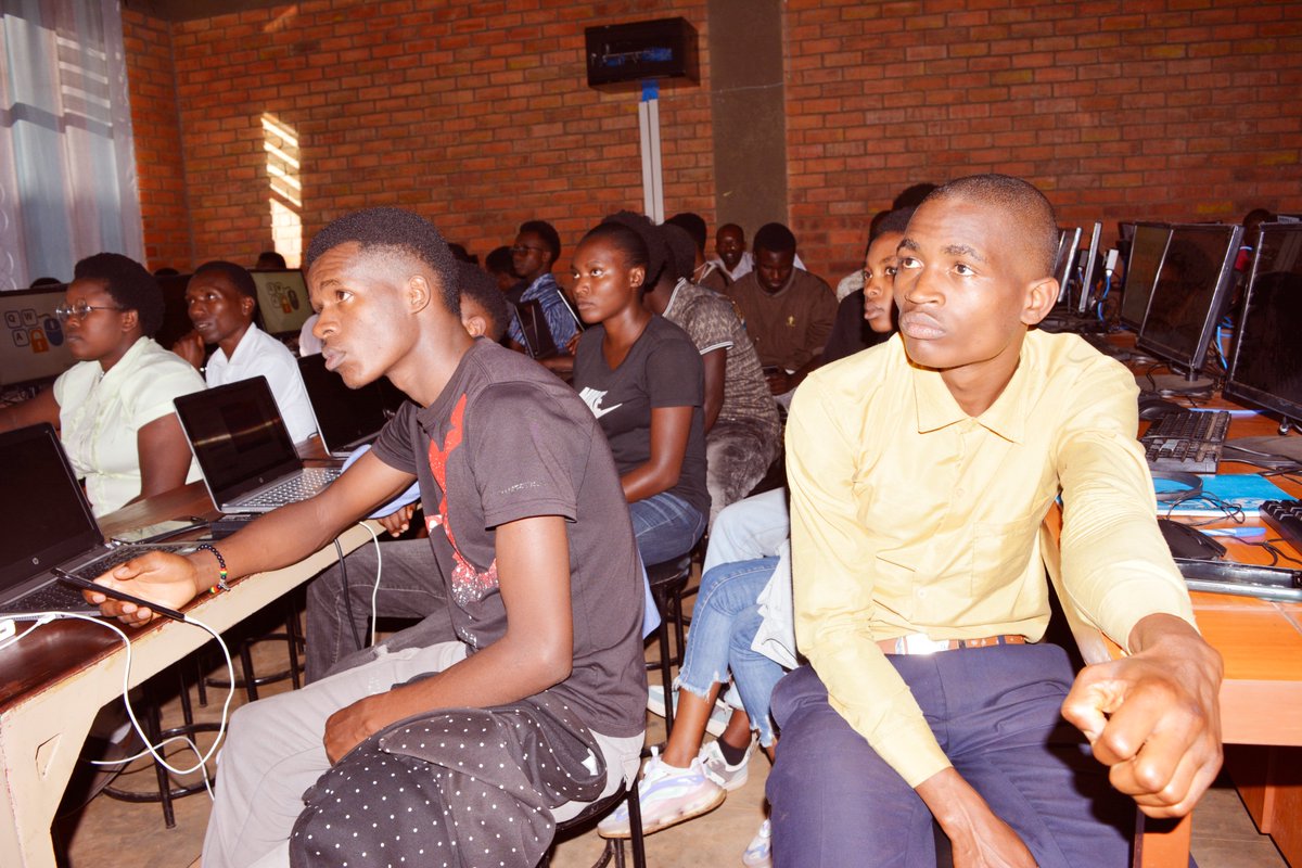 upgtambuka14436's tweet image. Les @Etudiants de l&apos;#Université_Polytechnique_de_Gitega bénéficient une formation dans des domaines de technologies organisée par #KitHub dans le programme #JuneTech qui vise à démocratiser l&apos;accès aux compétences numériques pour les jeunes étudiants, en particulier les femmes.