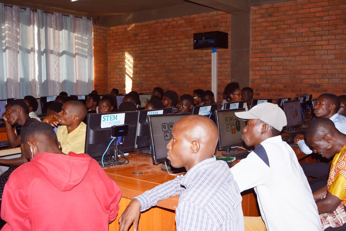 upgtambuka14436's tweet image. Les @Etudiants de l&apos;#Université_Polytechnique_de_Gitega bénéficient une formation dans des domaines de technologies organisée par #KitHub dans le programme #JuneTech qui vise à démocratiser l&apos;accès aux compétences numériques pour les jeunes étudiants, en particulier les femmes.