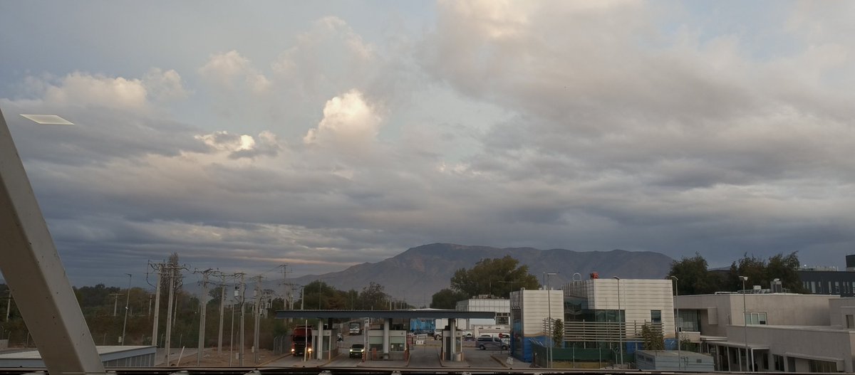 Vista hacia el poniente desde el aeropuerto de Santiago. #eltiempoCHV