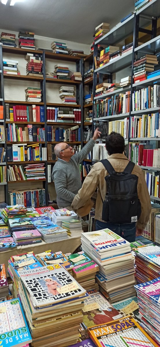 Mi buen amigo y librero Eusebio,que tiene una preciosa librería de viejo en pleno Chamberí ( Vallehermoso 48), se jubila y cierra ante la falta de interesados en llevar este precioso negocio. Os recomiendo una visita antes del 30 de junio, fecha de cierre.