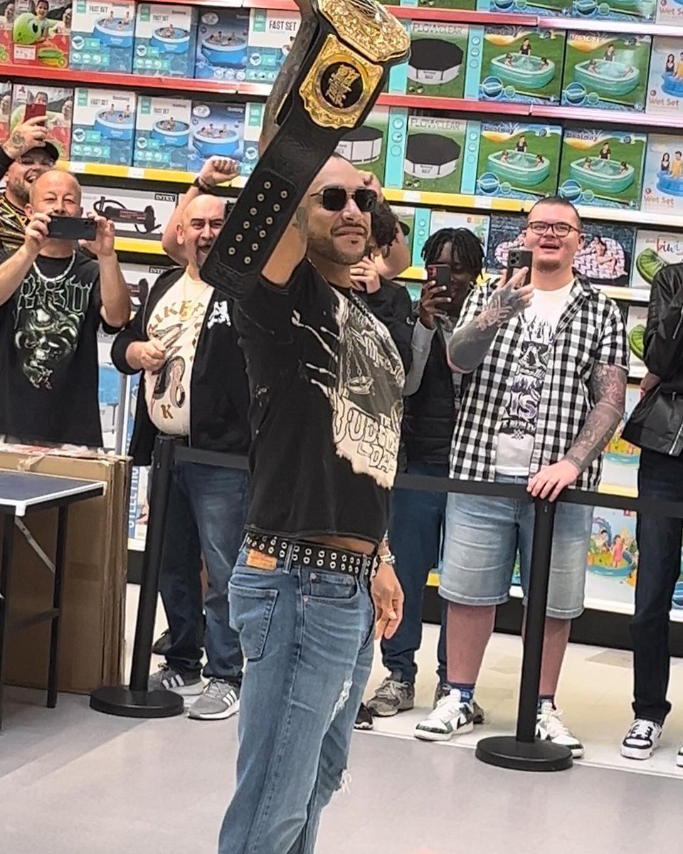From Damian's Meet and Greet at Smyths Toys in France #DamianPriest
📸: le __thad |Instagram