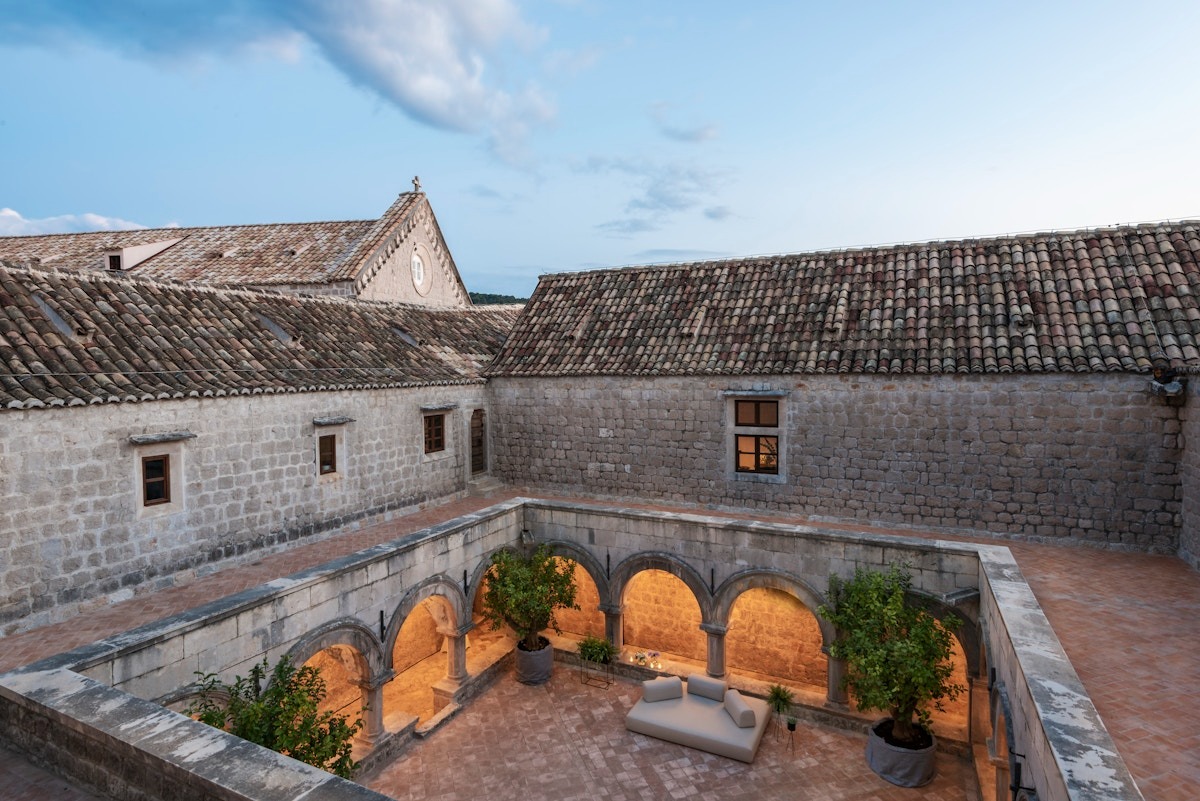 theguide_uk's tweet image. As summer draws near, families seeking unforgettable getaways can turn to @luxtravelbook for the perfect hoilday villa #villa #holiday #multigenerational bit.ly/4aXtDu9