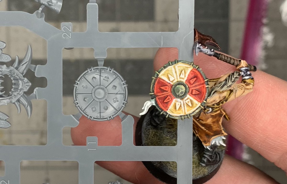 Got my Darkoath boxes! I was curious how kitbash-able the Savagers box is with it. It looks like for weapons it’s possible for the Marauders. Heads it depends on the sculpt, but most could work. The shields are the same size as the ones for the females in the Savagers box.