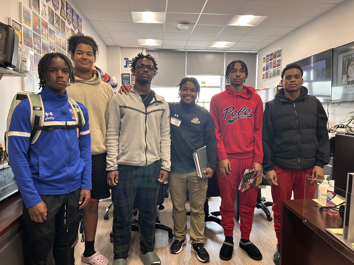 @AlverniaFB and Coach Lee visited @MalverneHS to speak with student athletes in the 2025 class. #gomules @MalverneUFSD