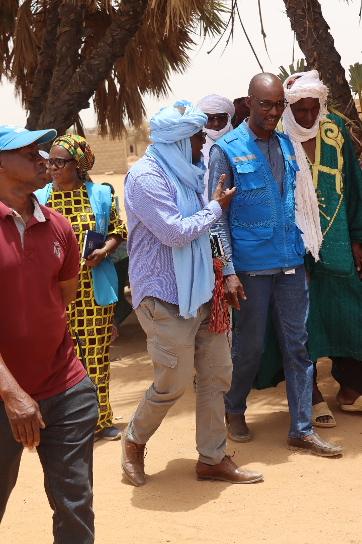 UNHCRMali's tweet image. Depuis Gao, 🇲🇱 @menze_georges rencontre les réfugiés du 🇳🇪 Niger et du Burkina Faso🇧🇫 @UNHCR_Mali et ses partenaires en marche pour des #solutionsdurables