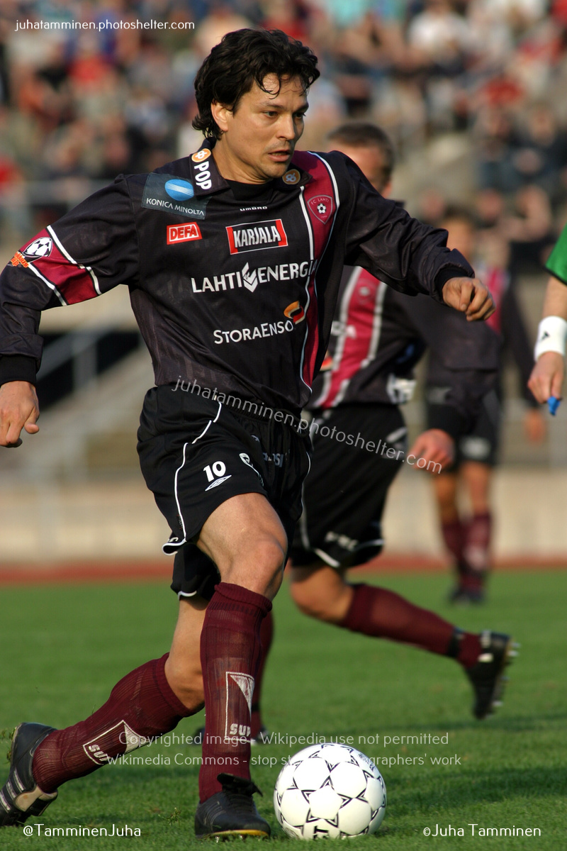 On this day 20 years ago, 7 May 2004, the golden boy of Lahti came back home. Club record crowd of 12,850 spectators were at the Ski Stadium to welcome Jari Litmanen and see him make his debut in the colours of FC Lahti. #JariLitmanen #FCLahti #Veikkausliiga @FCLahti1996