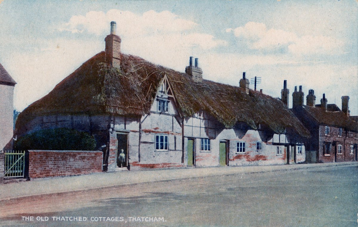 Old postcard view of the Thatched cottages on Chapel Street (the A4) in #Thatcham. Official listing says 17th Century. They are clearly built in at several phases. They have been altered (5 dwellings to 4 in 1970s), original roof timbers largely destroyed by fire.