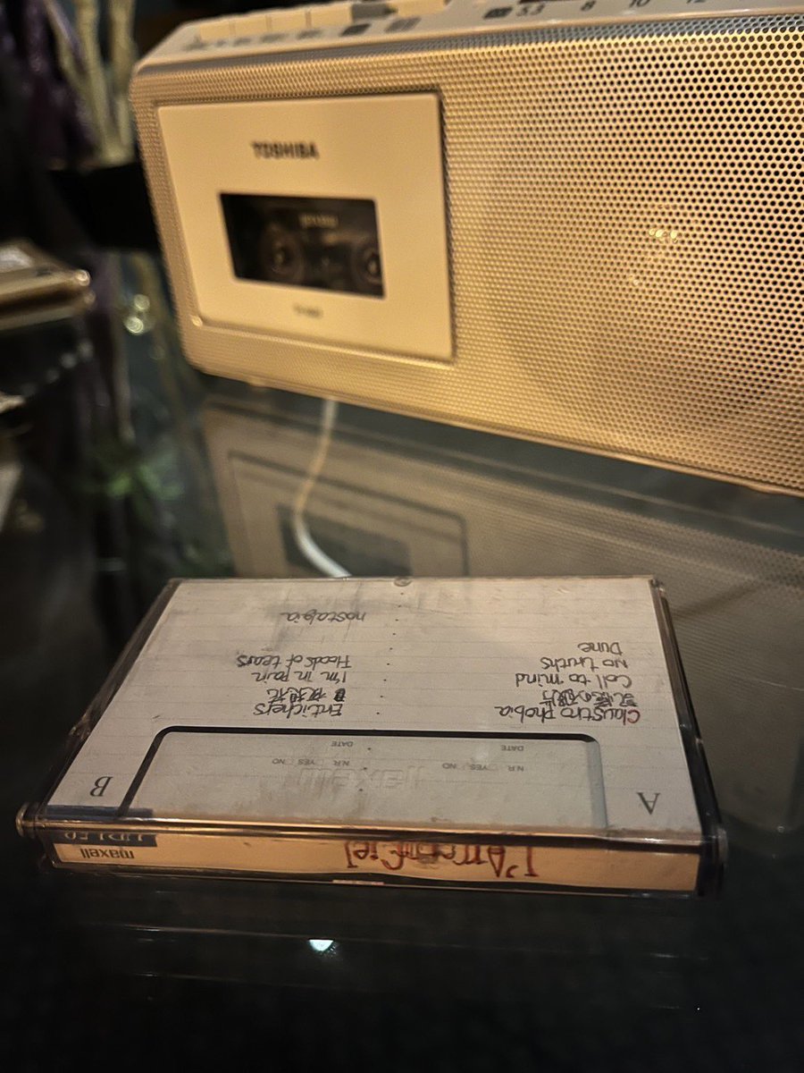 旧友が持ってきたラルク初期デモテープ

#hyde
#LArcenCiel
#ラルク
#デモテープ
#手書き