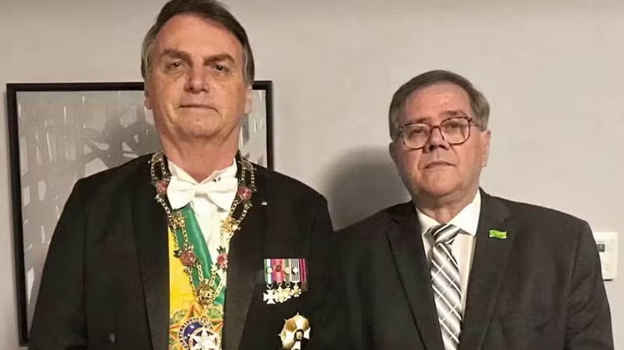 BlogdoNoblat's tweet photo. A Polícia Federal ouviu o médico da Presidência na gestão Bolsonaro, Ricardo Camarinha, na apuração do caso das joias apropriadas e vendidas ilegalmente pelo ex-presidente. Nos depoimentos à PF prestados mês passado, funcionários da Apex afirmaram que o médico recebia o salário de R$ 36,8 mil sem aparecer para trabalhar na agência. Os depoentes contaram que a nomeação de Camarinha se deu por ordem expressa de Bolsonaro ao general da reserva Mauro Cid, que era o chefe da Apex em Miami e é pai do ex-ajudante de ordens da Presidência (O Globo)