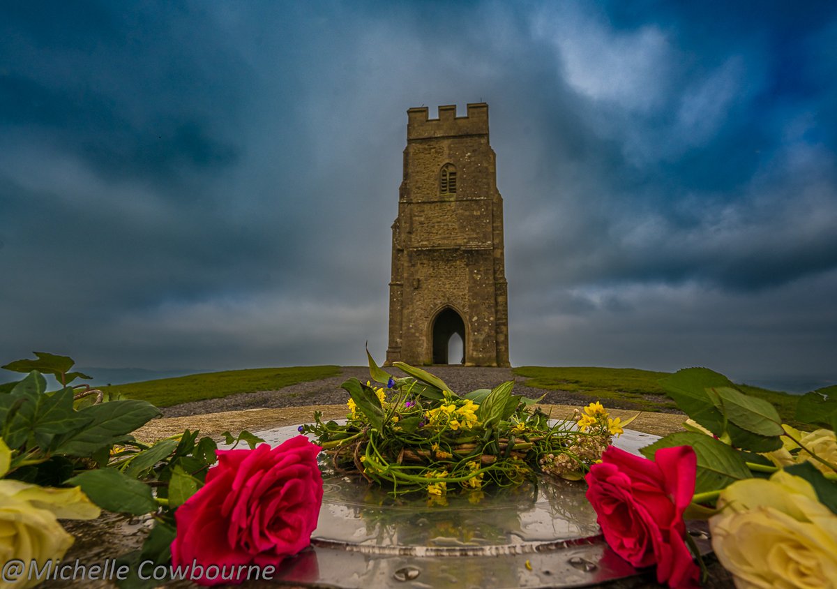 Some flowers had been left on the compass stone on Glastonbury Tor when I went up there this morning. They added a bit of colour to a grey start to the day. 🌹