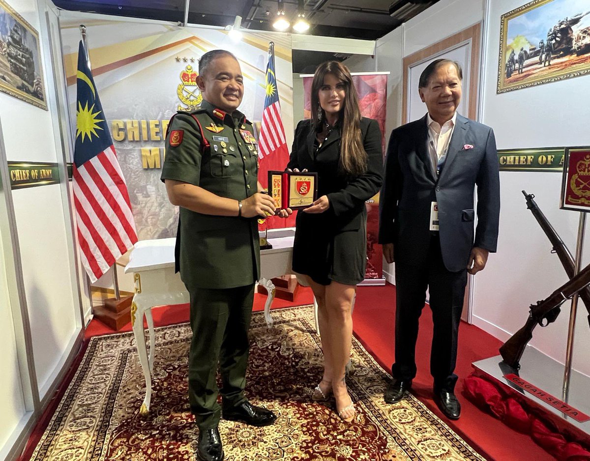 We had the privilege of visiting the Chief of Staff of the Royal Malaysian Army during DSA & NATSEC 2024. #DSANATSEC2024 #RoyalVisit #DefenseInnovation