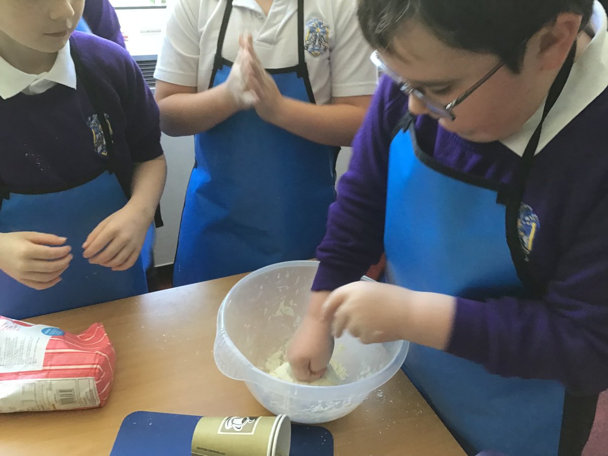 Learning is fun here in Argyll and Bute. What a great way to find out about fractions and sharing. Well done to children at St Mun's Primary School in #Dunoon. Your pizzas look amazing! #abplace2b