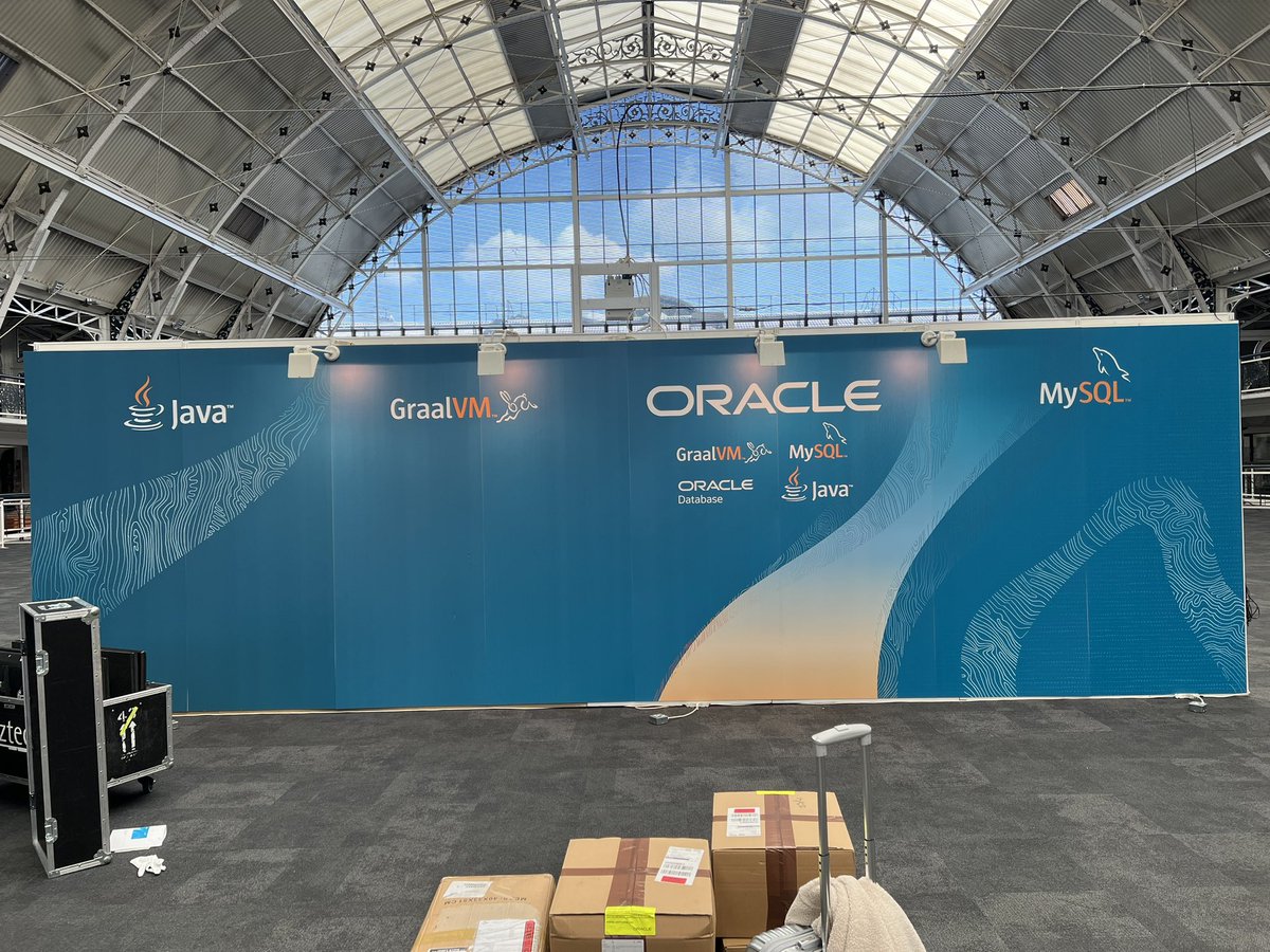Day 0 (set up) at @DevoxxUK.

@oracle booth is coming together! Stop by tomorrow to meet experts from the @java @graalvm @MySQL & @OracleDatabase.

#DevoxxUK #Java