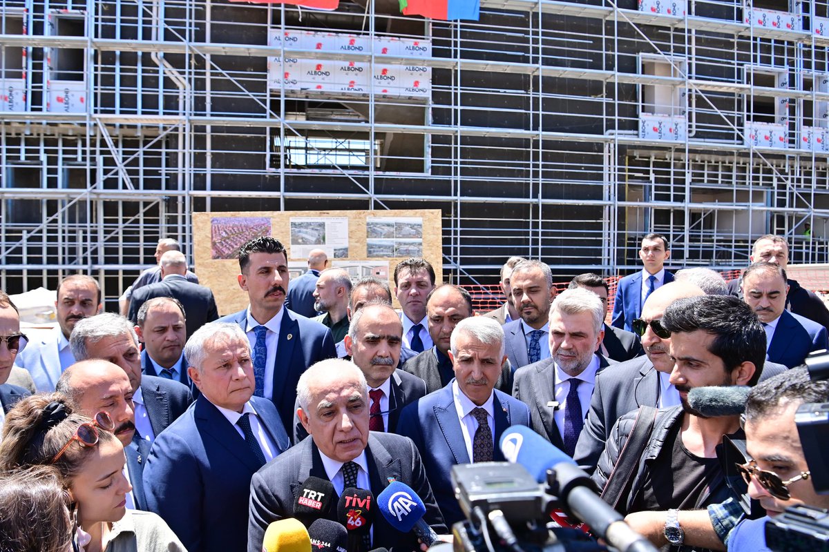 Azerbaycan Başbakanı Sn. Ali Esedov'un ziyaretlerinde inşa süreci devam eden Azerbaycan Mahallesi'nde incelemelerde bulunduk. Konut, iş yeri, okul, sosyal donatı ve yeşil alanlarıyla iki binin üzerinde bağımsız bölümde devam eden çalışmalardan ötürü Azerbaycan Başbakanı Sn. Ali…
