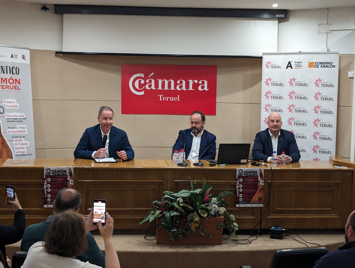 Última charla, en este caso una mesa redonda con Miguel Ángel Higuera y Pedro José Moreno, dirigida por Pedro José Pérez Casco, quiénes debatirán sobre el futuro del Jamón de Teruel D.O.P. #jamon #paleta #teruel #AragónAlimentosNobles