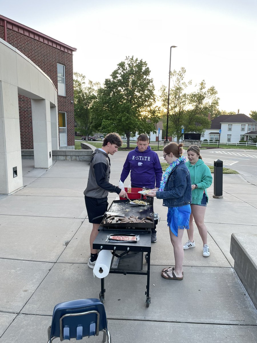 Rise and shine Wamego High School Teachers! StuCo ready to celebrate our great educators with a nice breakfast to kick off #TeacherAppreciationWeek @usd320