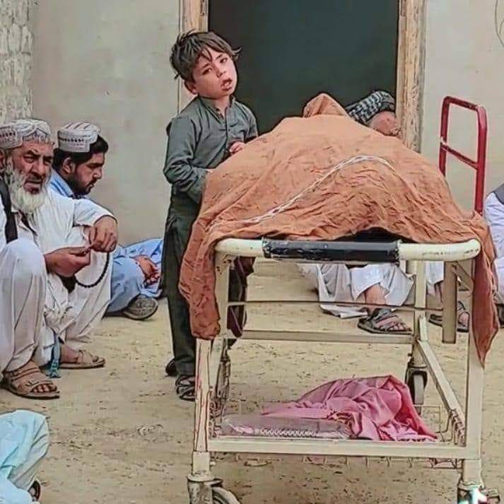 اس بچے کے باپ کا قاتل اپنے ملک کے محافظ ہیں وردی والے اب بندوق سے اپنے ہی لوگوں کو قتل کرتے ہیں یہ بچہ پشتون ہے پشتون 100سال بعد بھی جب بدلہ لیتا ہے کہتے ہے کتنا جلدی ہیں۔ #StopStateTerrorisms