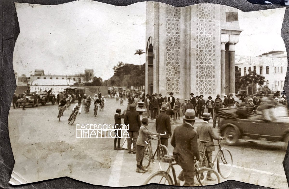 Carrera de bicicletas en Lima, allá por los años 20.

Sigue a @limantigua 
#vladimirvelasquez #limantigua #lima  #carreradebicicletas #carrerasenlima #coleccionlimantigua #bicicleta