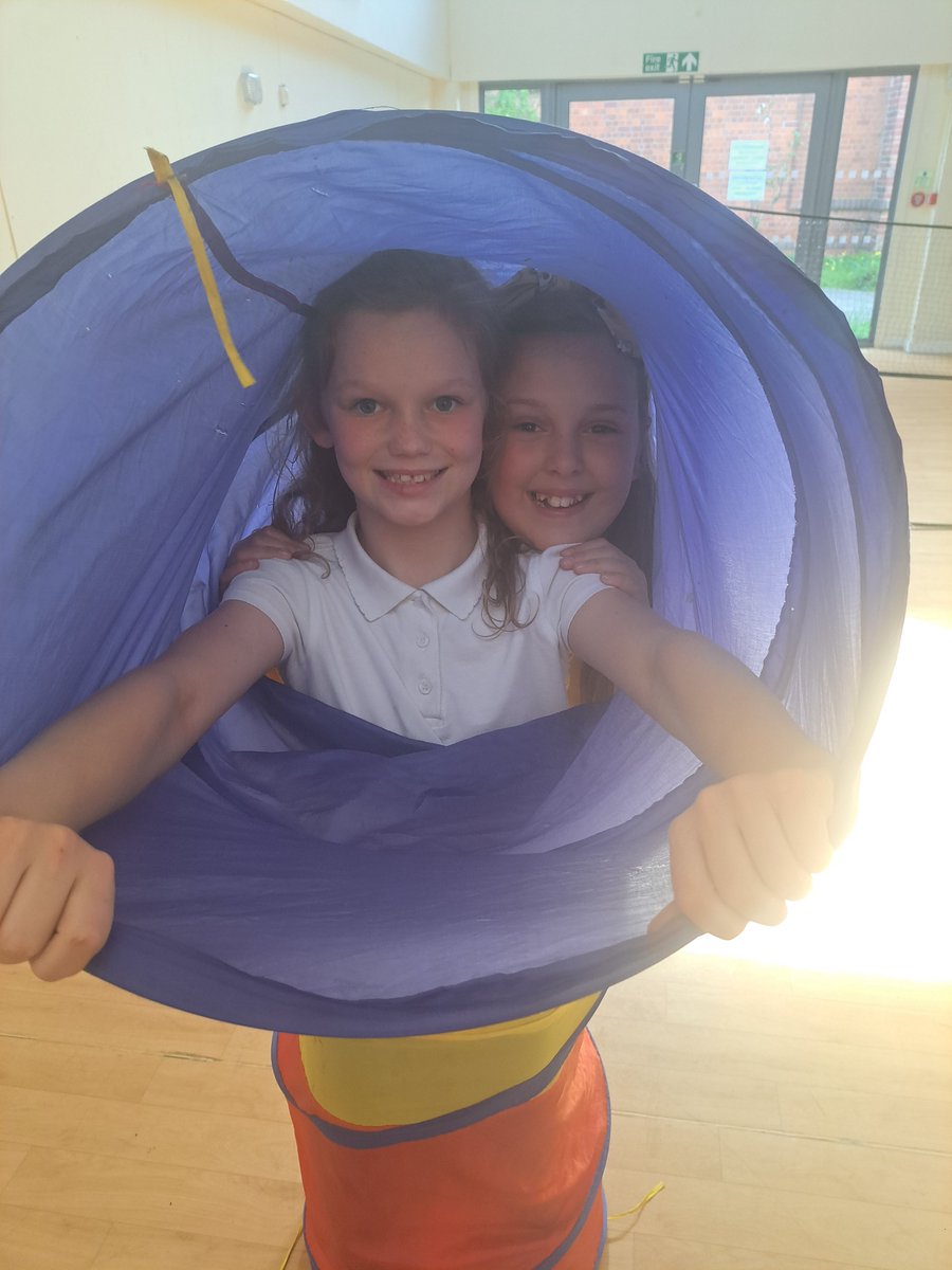 The girls were leading the way with a super sporty session last week 😁 yoga, badminton and... turning into a worm? @Hullccnews @natyouthagency #CiN