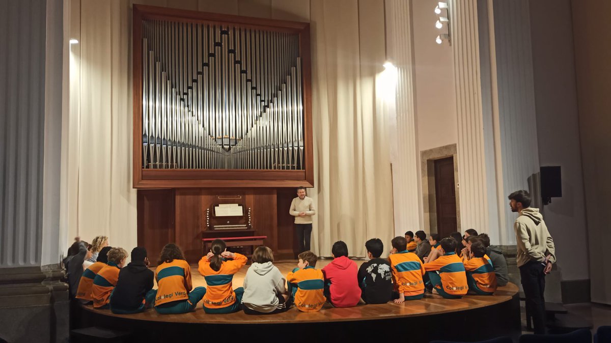 🎶Els alumnes de sisè de primaria del Col•legi Verd de Girona han vingut a descobrir l’orgue de la Casa de Cultura