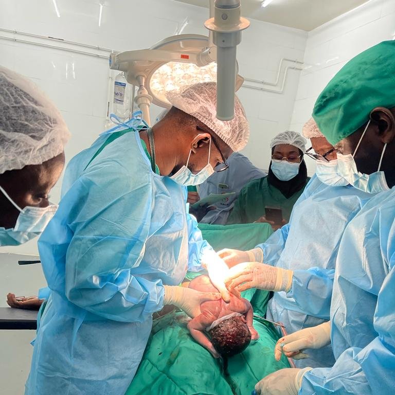 Au Sénégal 🇸🇳,la santé maternelle et néonatale 👶🏿 a été améliorée grâce à l'#OMS et à son assistance pour des interventions fondées sur des preuves ⚕️ et les connaissances scientifiques en gestion des urgences, réduisant ainsi la mortalité maternelle. 👉bit.ly/3y9pdBR