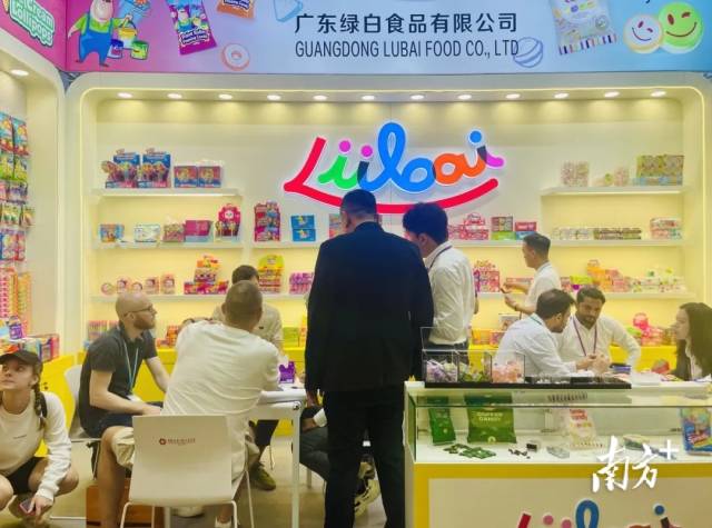 74 #Chaozhou enterprises🕴🏻, covering food🥣, clothes🧥, office supplies💼, pet🐈 supplies, toys🧸, and other industries, participated in the 135th #CantonFair.

Among them, food enterprises exhibited various new products with #health🥬 elements, such as jam with fingered citron…
