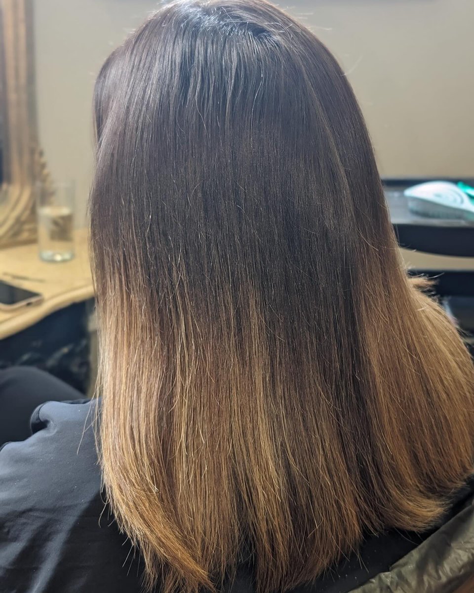 Absolutely breathtaking transformation!
Jade perfected this style, creating a flawless blend with a full head tint and gorgeous blonde highlights.
#HairMagic #TransformationTuesday #aveda #blondebalayage #avedaukpro #kerastase #olaplex #robinjamesdorchester #robinjamessherborne