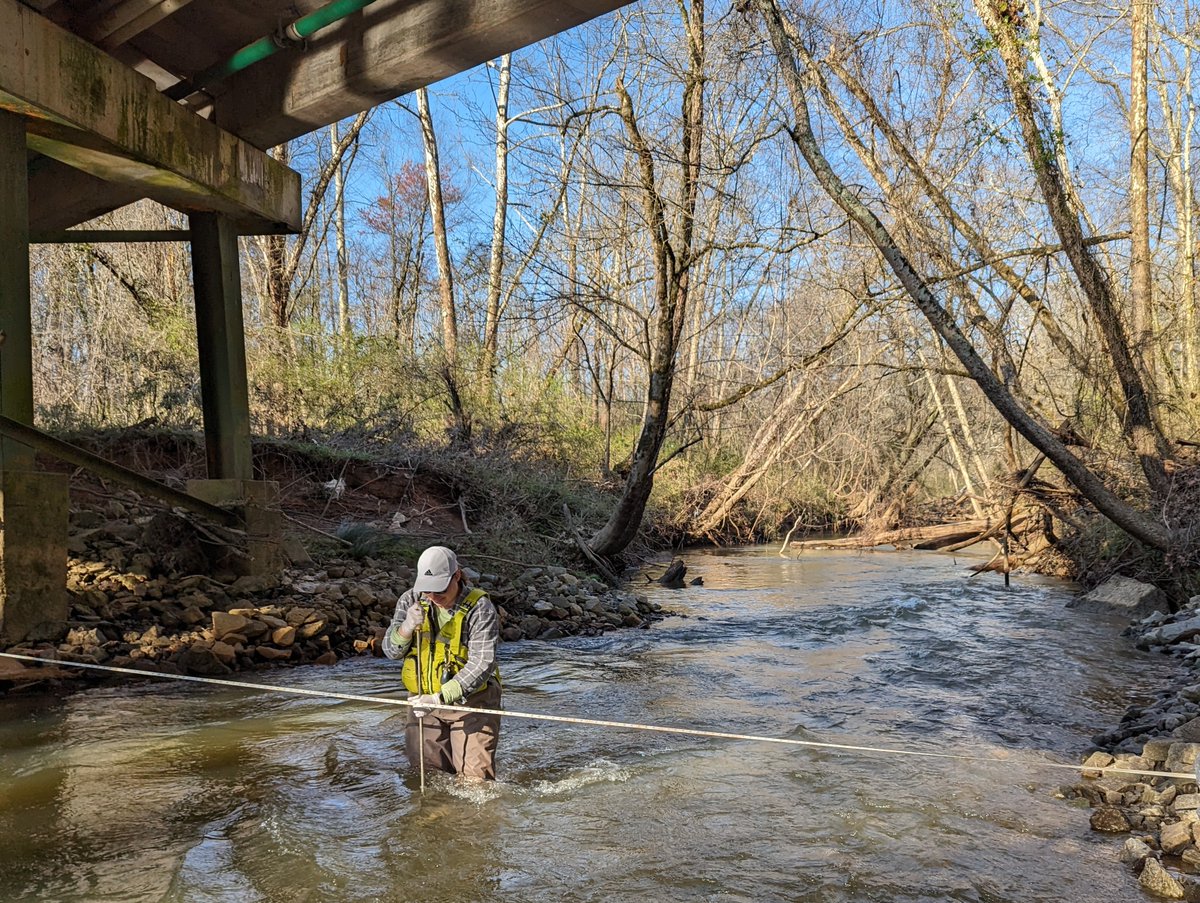 SAWSC Hydrologic Technician Delaney Falcon collected an isokinetic, depth-integrated water sample from Suwanee Creek, Suwanee, GA, for the Urban Hydrology project. Learn more at: ow.ly/QKY250Rpeo7 📸 Lewis Craghead