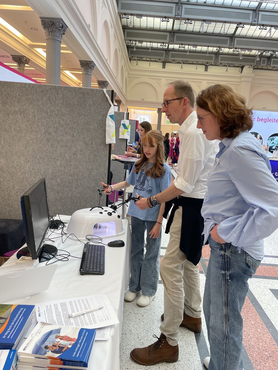 Thanks to Mrs Jacobsohn <a href="/DKFZ/">DKFZ</a> for showcasing our Surgical Training Demo at #YES!CON 5.0,  yescon.org 🇩🇪 largest cancer convention! Thrilled to see patients and their families finding encouragement 💪🤞 to cope with their disease
