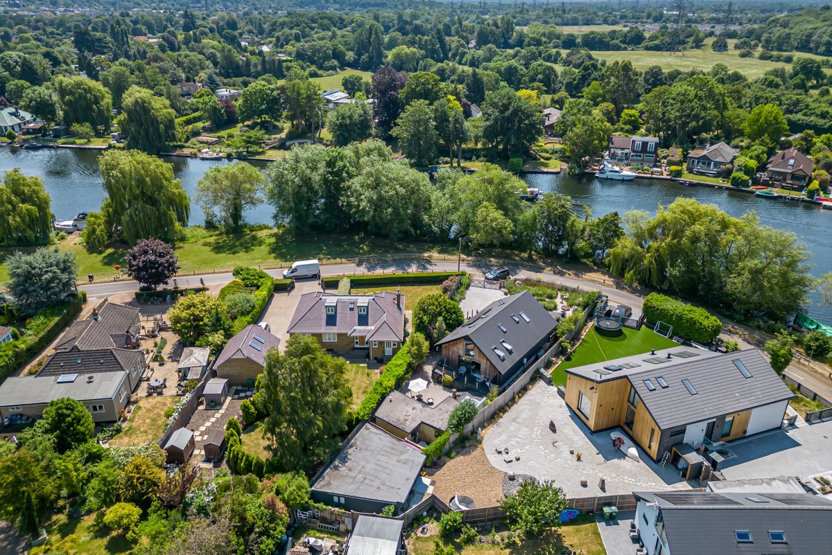 This riverside home has impressive open plan living space taking full advantage of its commanding southerly facing position overlooking this picturesque stretch of the river Thames. @Curchods 📍How much? £1.35m 📍Where? Towpath, Shepperton 🔗onthemarket.com/details/143668…