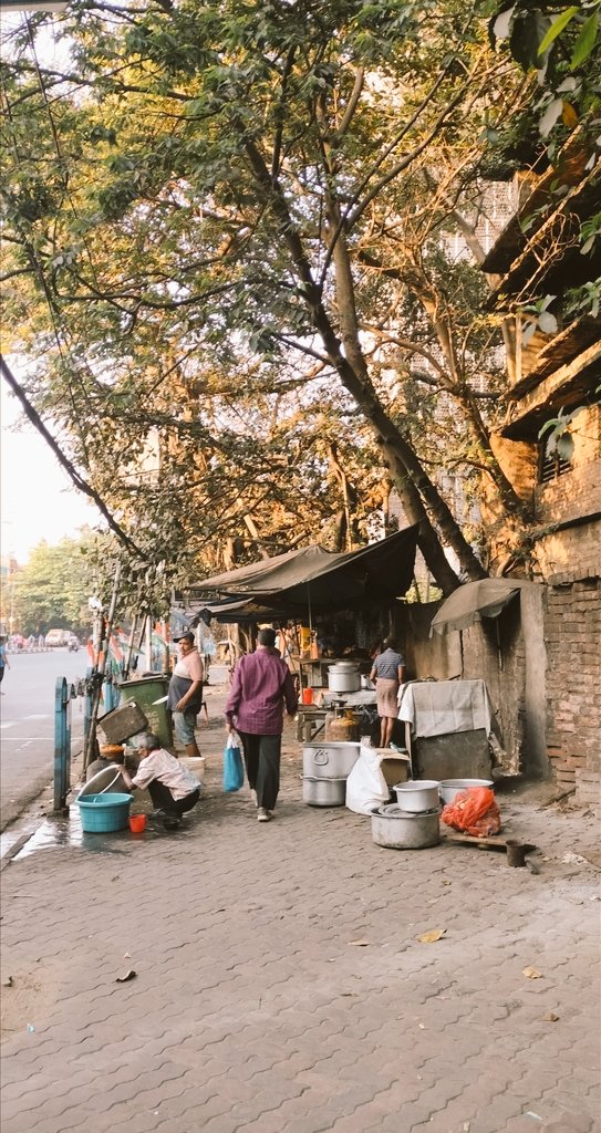 A historic port city which once had more than 50 official languages, is in decay. The rains finally arrived providing relief from the scorching heat.
While the footpaths, walkways provide refuge and shade, what about its walkability in #Kolkata ?
@ajaymittal033 @sidagarwal
