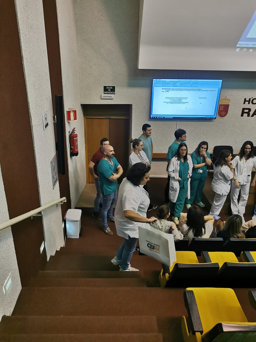 Nuestra #delegadaCESM🟠🟢en @Area3Lorca, Rosa Tudela, en la bienvenida a #residentes en🏥 Rafael Méndez #Lorca 

Hemos entregado material informativo y de utilidad para esta etapa, en la que les deseamos mucha suerte y recordamos que el #EquipoCESM está a su disposición #CESMMIR