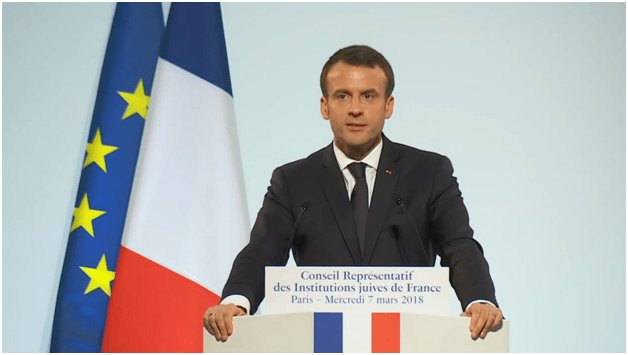 On avance, on passe au fils caché de Hollande, notre cher Macron. Petite nouveauté sur le pupitre, on intégré le drapeau français. 👇

 3/8