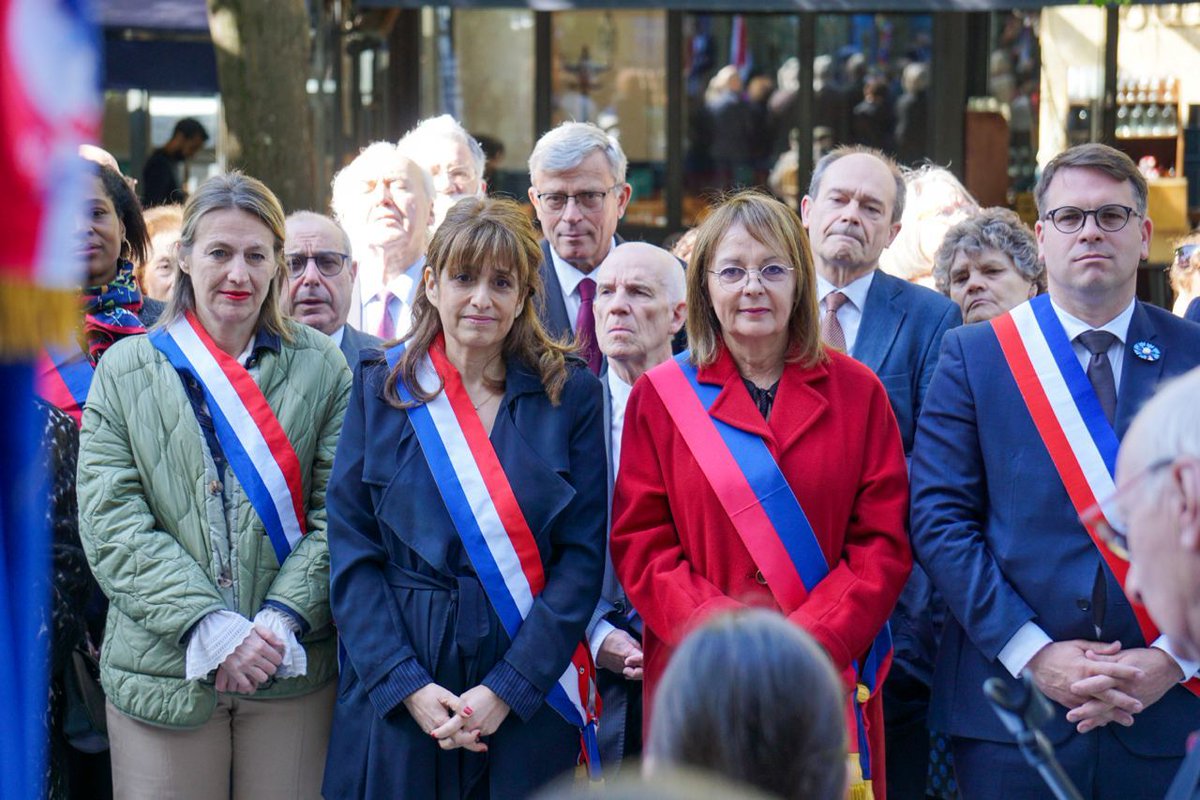 A la mairie du 17e, en présence des élèves de Pereire, Fénelon, Lecomte et Marguerite Long, pour commémorer la Victoire du 8 mai 1945 et rendre hommage aux anciens combattants, aux femmes et aux hommes qui ont donné leur vie pour notre liberté. Ils ont fait l’honneur de la…