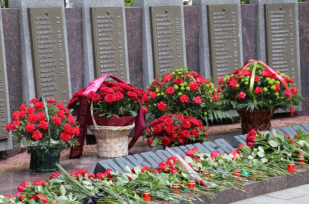 #BY80 On the eve of the 79th anniversary of the Victory in the Great Patriotic War, Foreign Minister Sergei Aleinik laid flowers at the 'Stele to the Soldiers and Partisans in the mass graves' at the Military Cemetery in Minsk. 'We all go to the monuments to honour the memory of…