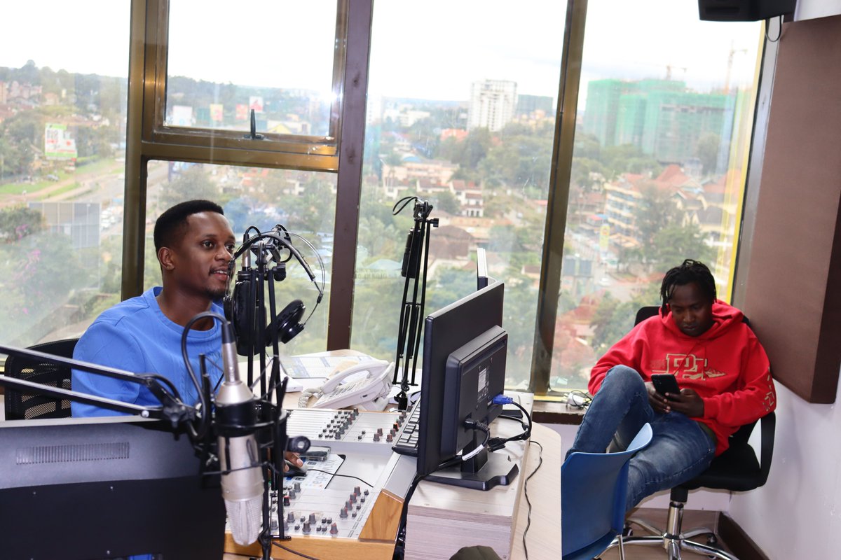 Warasta Ndio kudonjo!🔥📻🇰🇪

@DjDaboTrabo na @abonokohdeh wako area kukupeleka na mtaratara hadi maissaa za yezza!🇰🇪

Mtaa Yako Weather iko vipi?💯
#Goteana
#DoubleTroublenaBonoko