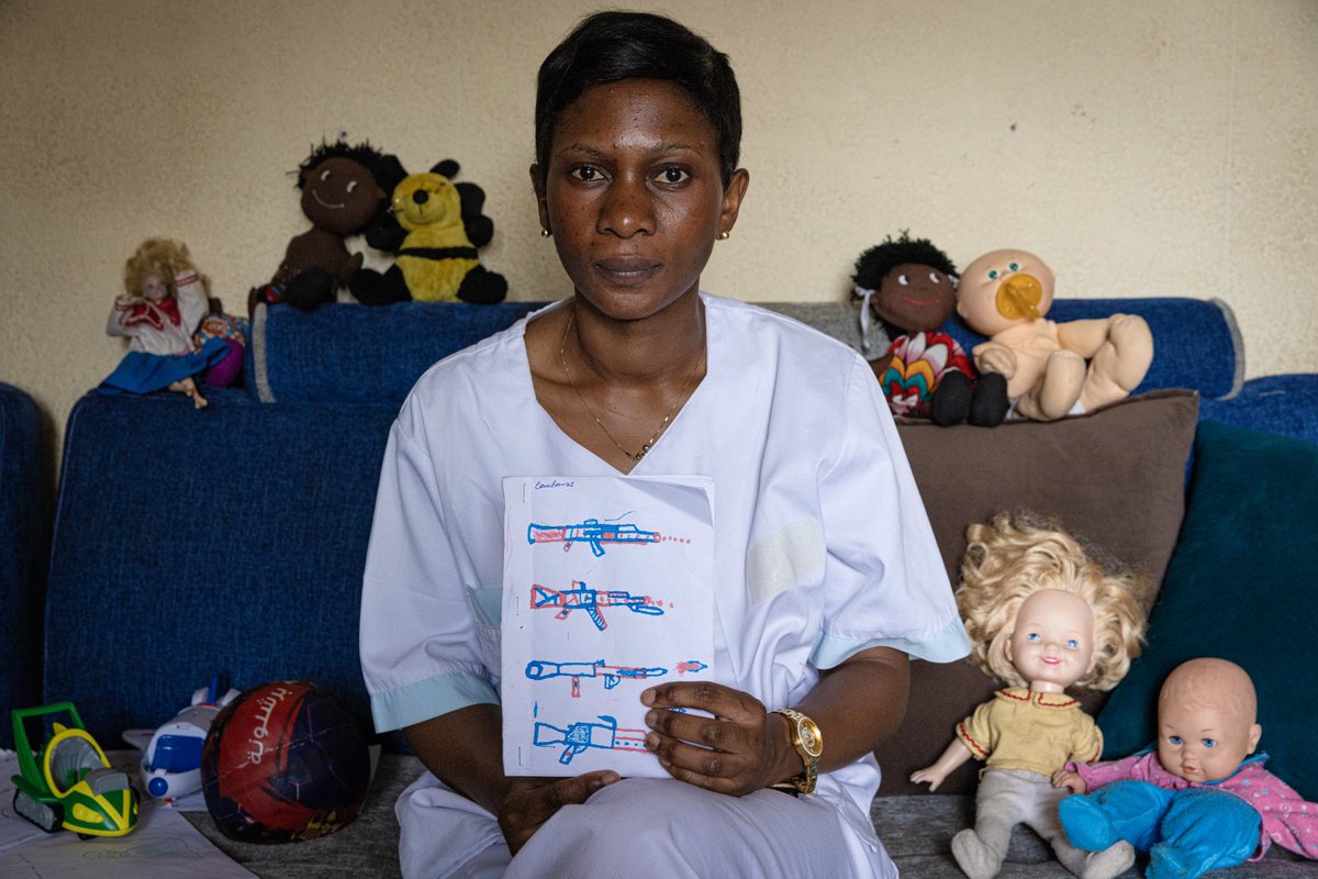 Grace works with weapon-wounded kids in Ndosho hospital in #Goma, Eastern #DRC. She helps them heal the painful emotional wounds. Most of the time, kids find it hard to express what happened to then or how they feel. So Grace asks them to draw it.