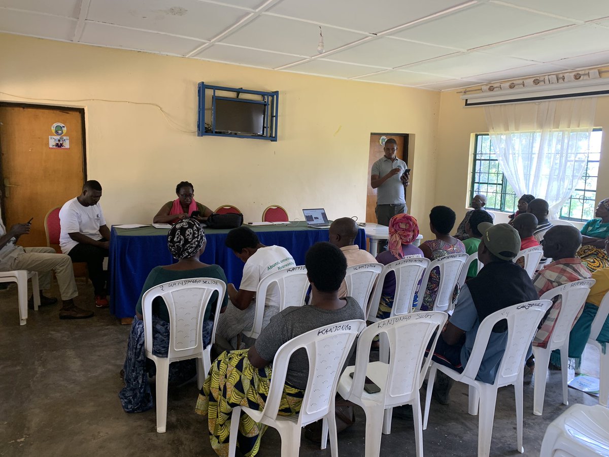Today @eHahoRw and #afrifarmers in partnership with @RwandaTrade trained 30 potential farmers of Fruits and vegetables from @NyamashekeDistr on the use of technology in market access. Market is all farmers need📌