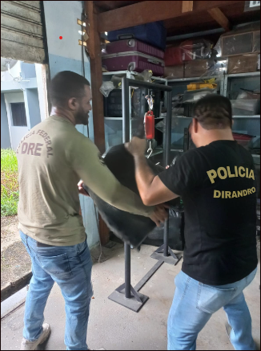 #PoliDatos📢|  ¡Aliados contra la droga!
Logros obtenidos durante un trabajo conjunto entre la Policía Federal de Brasil y la #Dirandro:
✅2264 kg de PBC 
✅4 granadas tipo piña
✅2 granadas de fusil
✅6 fusiles
✅1 escopeta
✅42 cacerinas
✅2 embarcaciones
#PerúSeguro🇵🇪