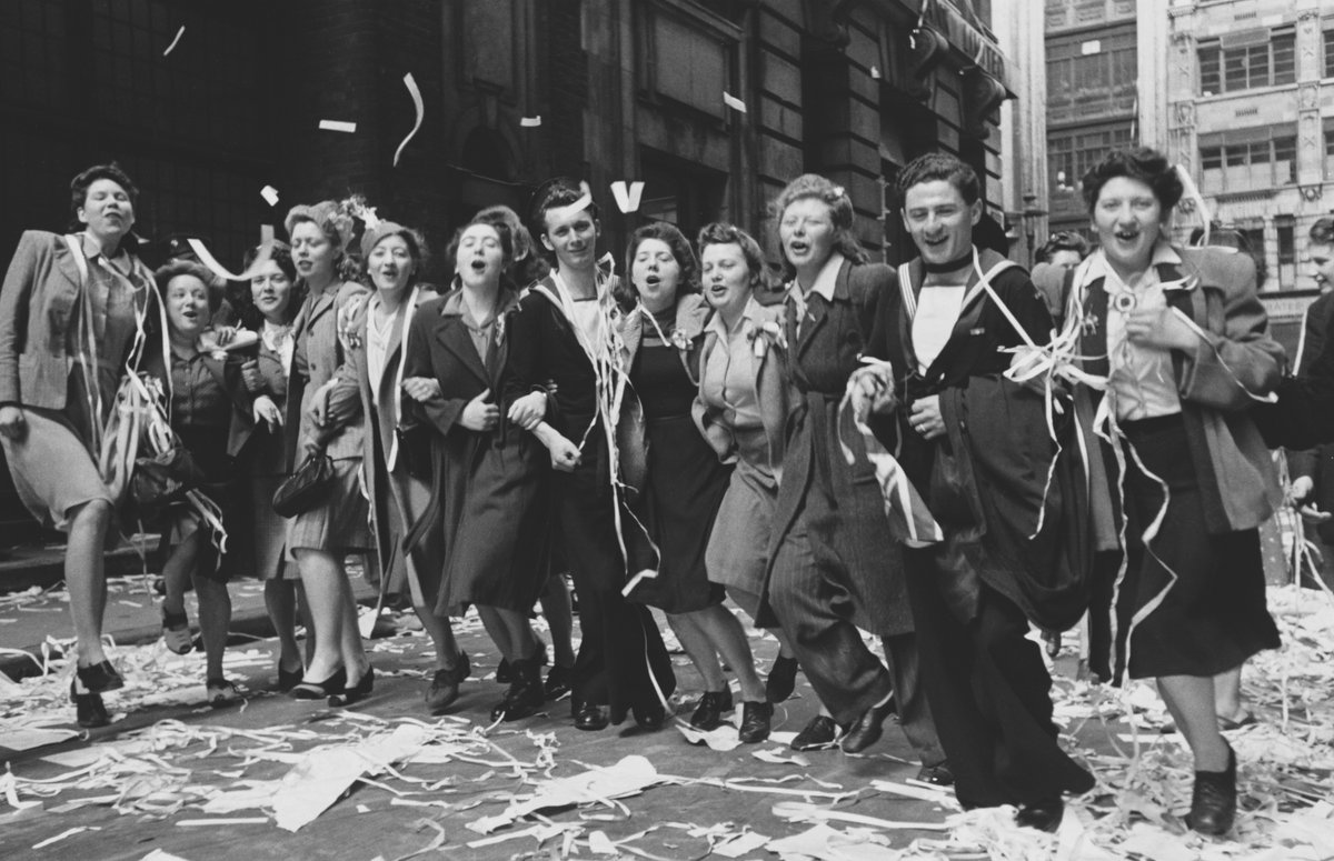 On #VEDay we remember the men and women who sacrificed everything for our freedom. On 8 May 1945, people around the world took to the streets to celebrate the end of World War 2 in Europe. We will never forget. 📷 Getty Images